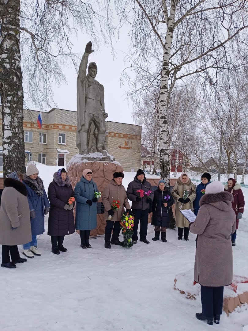 Возложение цветов к памятнику воинам погибшим в годы ВОВ 1941-1945гг.