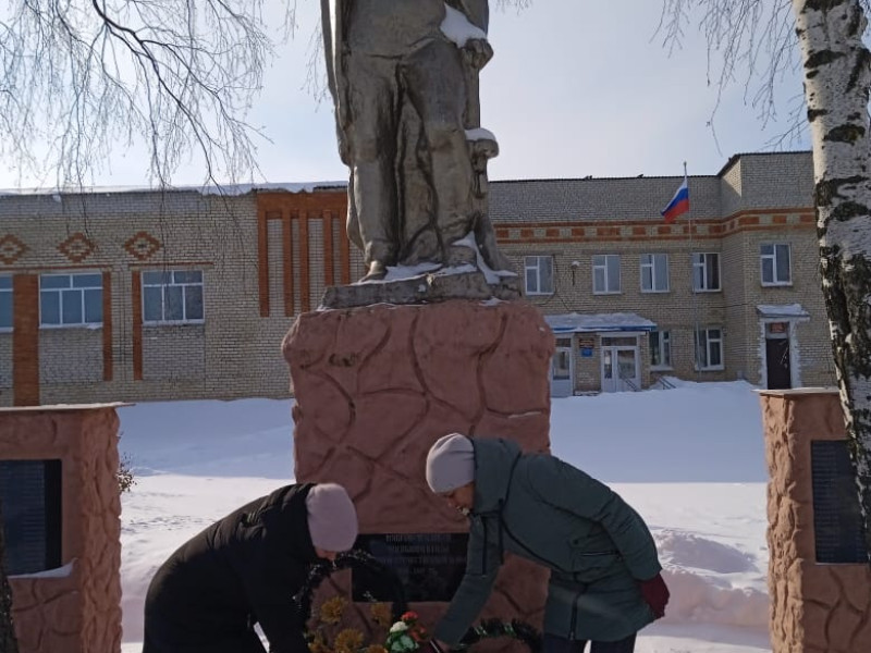 Возложение цветов к памятнику воинам погибшим в годы ВОВ 1941-1945 гг.