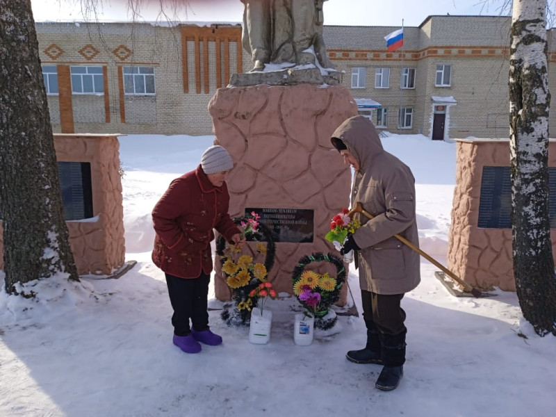 Возложение цветов к памятнику воинам погибшим в годы ВОВ 1941-1945 гг.