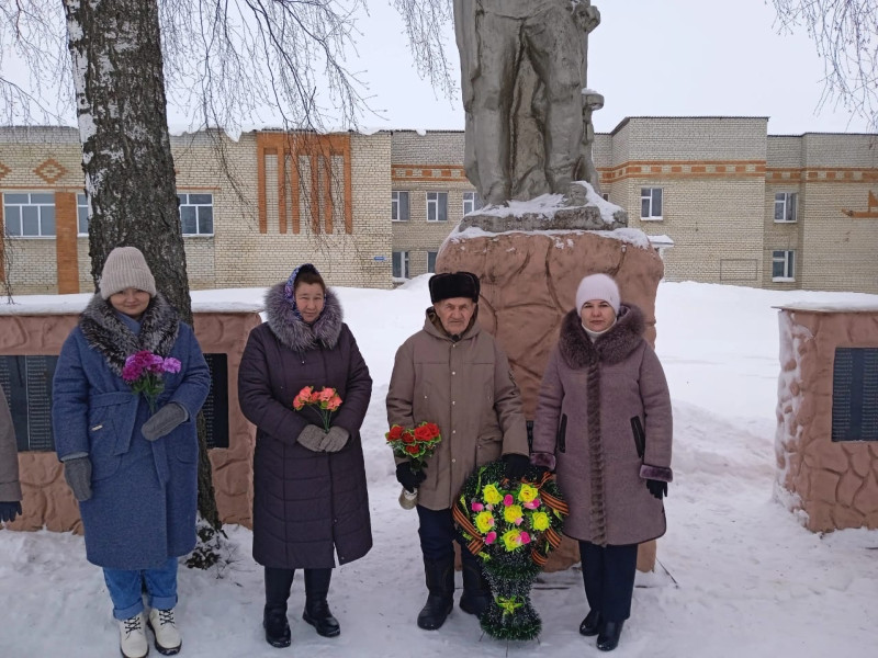 Возложение цветов к памятнику воинам погибшим в годы ВОВ 1941-1945гг.
